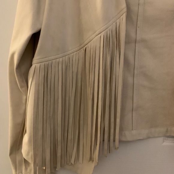 Saddle up~ we’re dressing like cowgirls! 🤠Joseph Ribkoff Fringed Jacket! - Picture 4 of 5